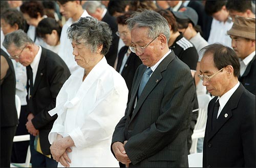 11일 오후 광화문 열린시민공원에서 열린 민족민주열사 희생자 추모제에서 참석자들이 유가족들과 함께 고인 넋을 기리고 있다. 